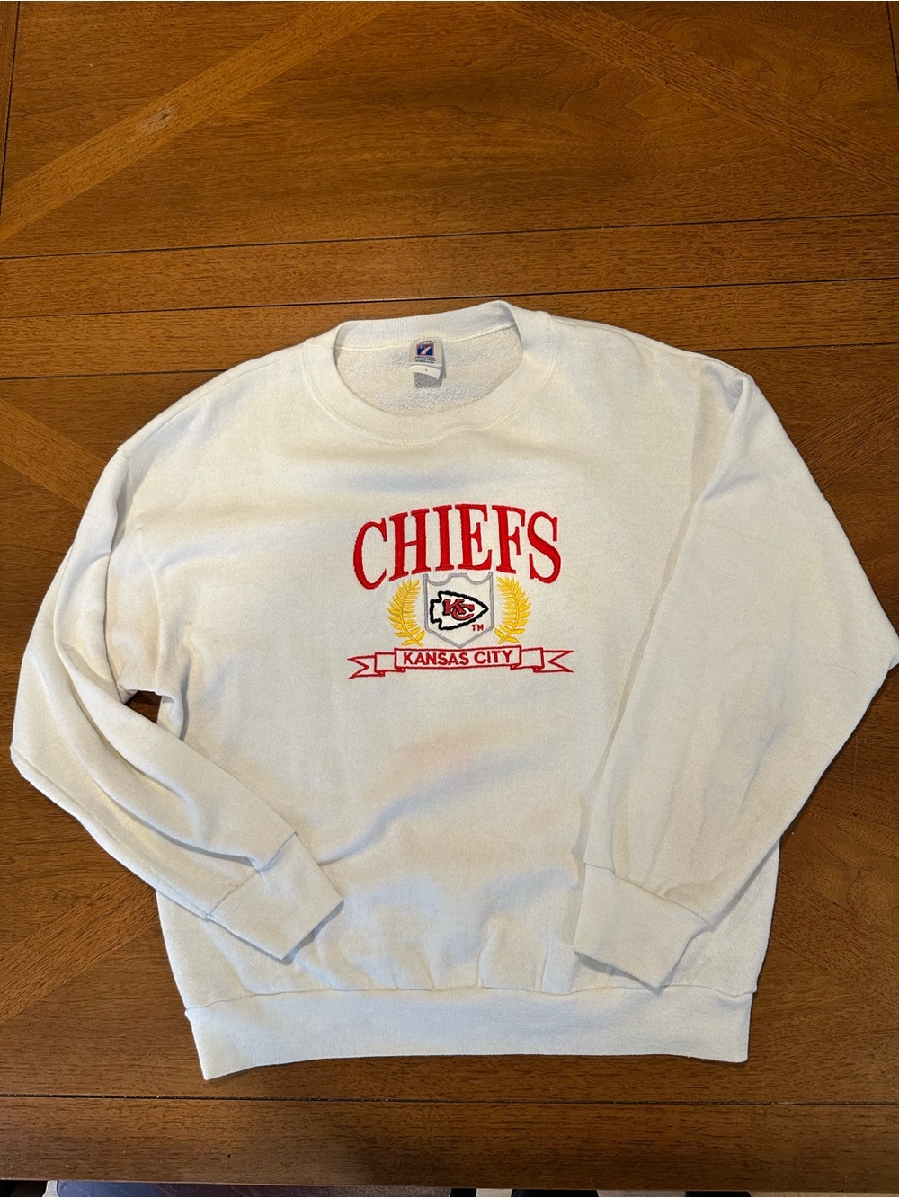 LOGO 7 Men’s White Crewneck vintage Sweatshirt with Red & Gold Chiefs Graphic